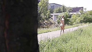 Diana Zeigt Ihre Titties Und Ihre Kleine Fotze Mit Den Heraushangenden Ficklappen In Der Stadt