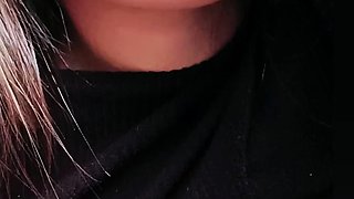 Te muestro mis teticas mientras veo una peli