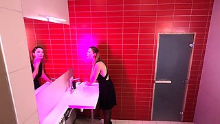 WEBCAM IN THE PUBLIC TOILETTE IN THE NIGHT BAR : BOINKING STRANGERS