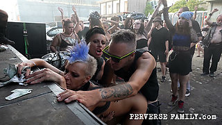 Perverse Family 52.4 (season 4): Punk Hardcore Porn