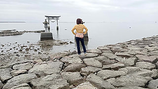 Outdoor Exposure in Ultra-low-rise Jeans