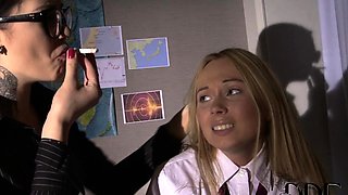 Bi pornstar fucks and fingers babe