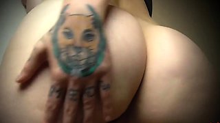 Crank Your Hog Dry: Tattooed Solo Webcam Girl With Big Asset