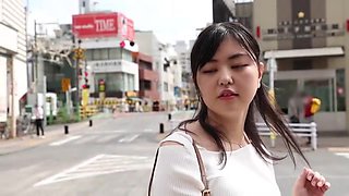 手マンとクンニで人妻は艶やかさを増してしっとり濡れていく