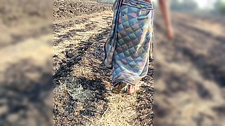 Indian Desi Village Outdoor bhabhi ne apne ghagara utha Kar apni khubsurat pankhudiyon wali bhosdi ke darshan Apne devar ko karvaya khule kh