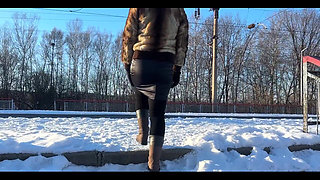 An Empty Winter Stаtion Is the Perfect Placeto Forget Your Skirt Exists