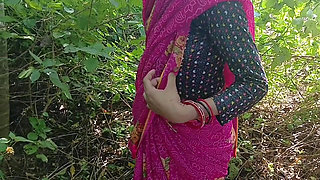 Gaon ki bhabhi ko jungle mein le jakar Hindi mein chudai ki