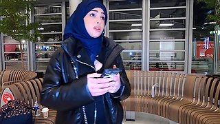Arabic babe is ready to give her for a stranger's help in the airport