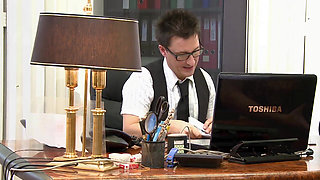 Hot Secretary Seduces Her Boss to a Quick Number