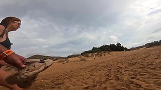 Exhibicion En La Playa De Esta Madurita Jugando En La Arena Como Una Perro