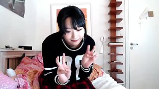 Webcam petite korean schoolgirl masturbating solo