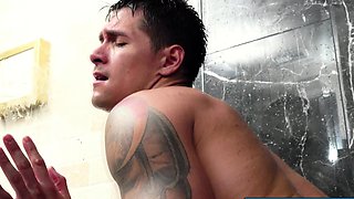 Zander Woodz Fucks Sean Xavier in Epic Condo Shower