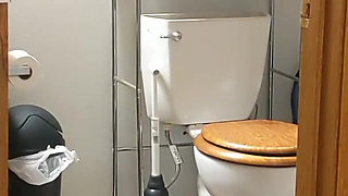 Female plumber's buttcrack