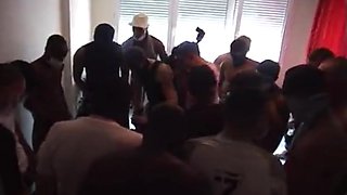 il améne son esclave se faire souiller comme une truie en gang bang