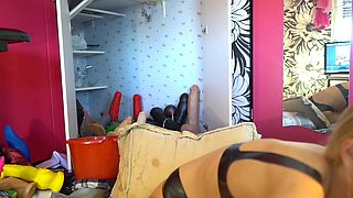 Cumshot amateur MILF suck and jerks dude in the bedroom