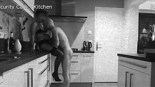 sexe filmé par la camera de surveillance dans la cuisine