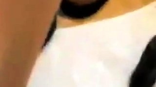 Deutsche reife Amateurin gibt Handjob auf schwarzen Stiefeln