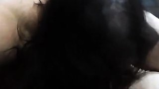 Meine Frau blst einen groen Schwanz im Latex-Kostm