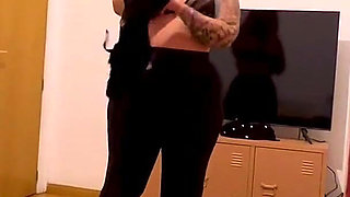 Wifebucket Amateurs - Bigtit Tattooed Honey Giving a Grippy Handjob