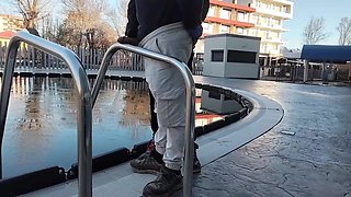 un tip ma ejagulat sperma pe balustrada cun vibrator