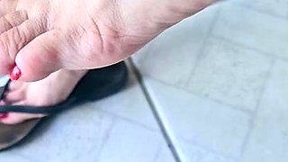 Amateur Foot Fetish Girlfriend Sucks and gives a Footjob