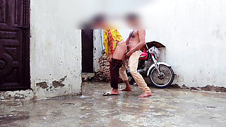 Barsaat ke mausam mein chute lagwane ka Apne maja hai barsat ke mausam mein gand Marne ka apna Maja