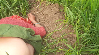 In an open outdoor field, the desi sister-in-law took off her underwear and put her fingers in her pussy and changed her head an