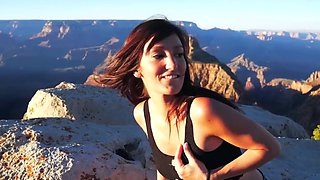 il me met un coup de queue pendant la randonnée