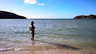 Amateur flashes her big boobs and ripped with the cab driver