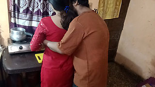 Aaj aunty kitchen me sabzi bana rahe thi wahi pe aunty ki chudai kar di hindi audio full video