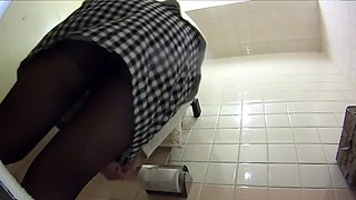 Asian slut pees in toilet