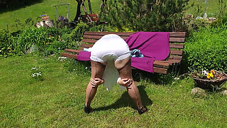 Wanilianna wanking her muff in garden