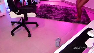 Amateur Webcam Cute Teen Plays Solo with Big