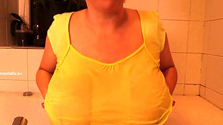 Big boob brunette masturbates on webcam