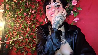 Brunette solo masturbation on webcam