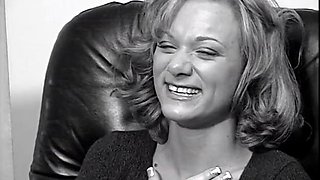 Whore blonde blowing cock in car