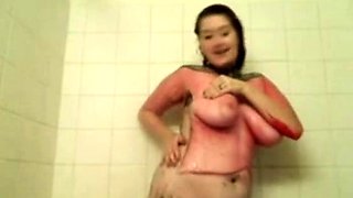 Showering Babe with Big Tits on Webcam