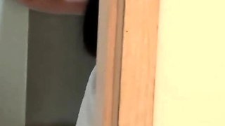 me escondo para ver cuando se baña