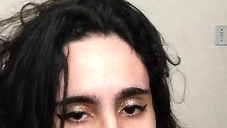 Nymphomaniac beating siririca at party time