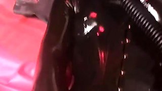 Amateur cd in latex masturbating dildoing