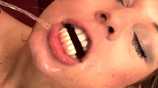 Hottie babe gets facial peed