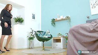 Long-legged, red-haired MILF Olivia Del Rio's debut pussy show
