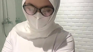 Stepsister caught showing off her big body and breasts